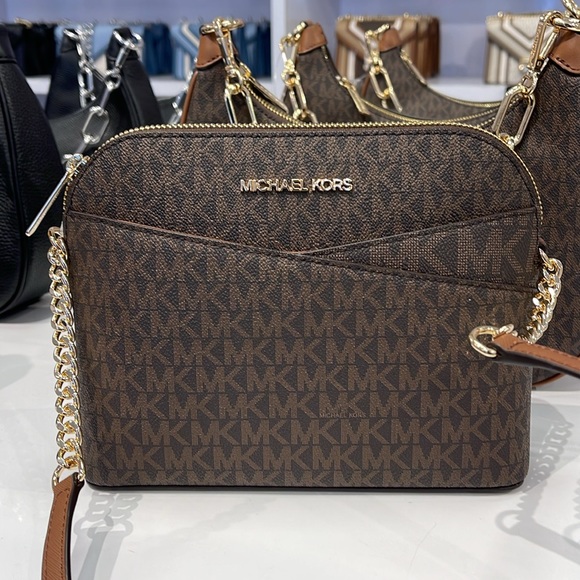 MICHAEL KORS
Jet Set Travel Medium Logo Dome Crossbody Bag
NWT - Picture 9 of 16